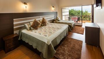 Habitación triple, balcón (209 Minerva) | Escritorio, cortinas opacas, ropa de cama