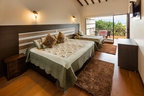 Escritorio, cortinas blackout y ropa de cama 