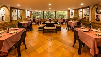 Breakfast, lunch and dinner served