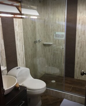 Douche, douche à « effet pluie », serviettes fournies, savon