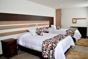 Habitación cuádruple superior | Escritorio, cortinas opacas, ropa de cama