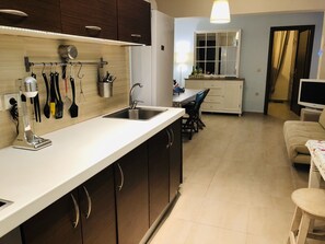 Comfort-Apartment, eingeschränkter Meerblick | Eigene Küche | Großer Kühlschrank, Mikrowelle, Ofen, Herdplatte