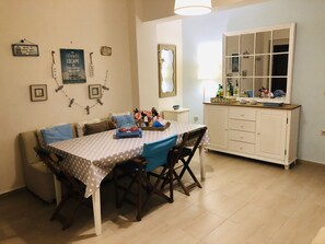 Comfort Apartment, Partial Ocean View | In-room dining