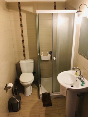 Comfort-Apartment, eingeschränkter Meerblick | Badezimmer | Dusche, kostenlose Toilettenartikel, Haartrockner, Bidet