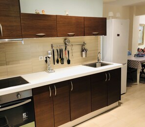 Comfort-Apartment, eingeschränkter Meerblick | Eigene Küche | Großer Kühlschrank, Mikrowelle, Ofen, Herdplatte