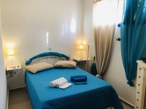 Comfort-Apartment, eingeschränkter Meerblick | 1 Schlafzimmer, Bügeleisen/Bügelbrett, kostenloses WLAN, Bettwäsche