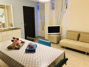Comfort Apartment, Partial Ocean View | Living area