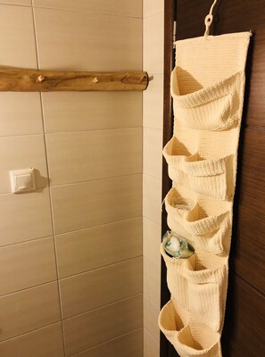 Comfort appartement, gedeeltelijk uitzicht op oceaan | Badkamervoorzieningen | Een douche, gratis toiletartikelen, een haardroger, een bidet