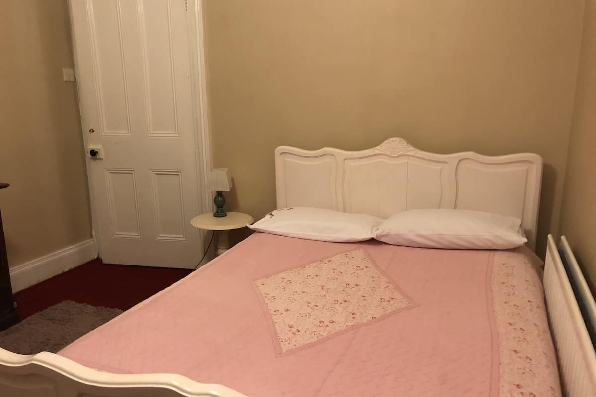 Chambre économique | Literie hypoallergénique, espace de travail pour ordinateurs portables