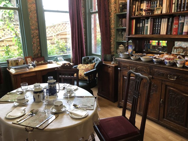 Free daily English breakfast 