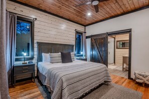 4 bedrooms, iron/ironing board, free WiFi, bed sheets - Lakefront, stargazing net, accommodates 14 guests! (Broken Bow)