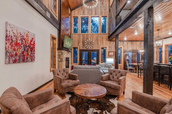 Smart TV, fireplace, stereo - Lakefront, stargazing net, accommodates 14 guests! (Broken Bow)