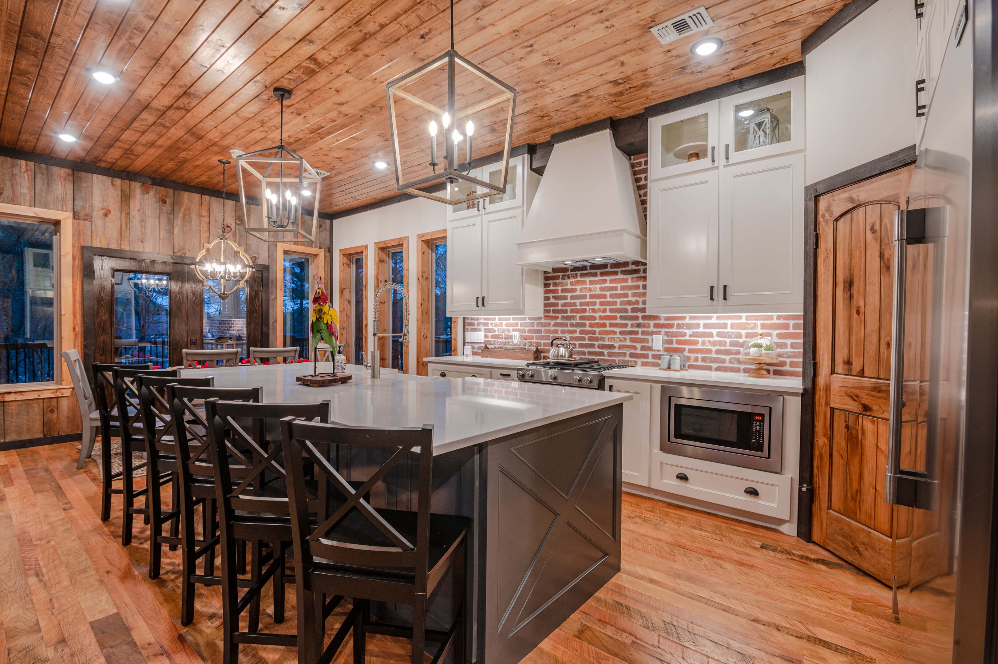 Lakefront, stargazing net, accommodates 14 guests!