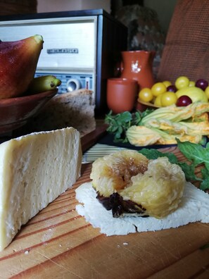 Food and drink - Villa Santa Elena surrounded by greenery (Sala Consilina)