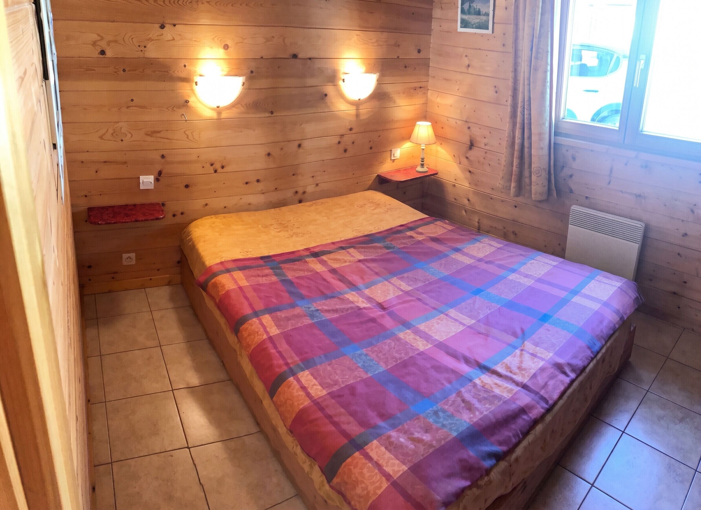 5 quartos, ferros/tábuas de passar roupa, berço de viagem