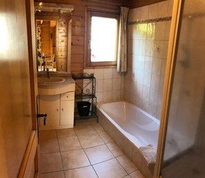 Bathtub - Homerez - Charming Chalet in La Bresse with Terrace and Enclosed Garden (La Bresse)