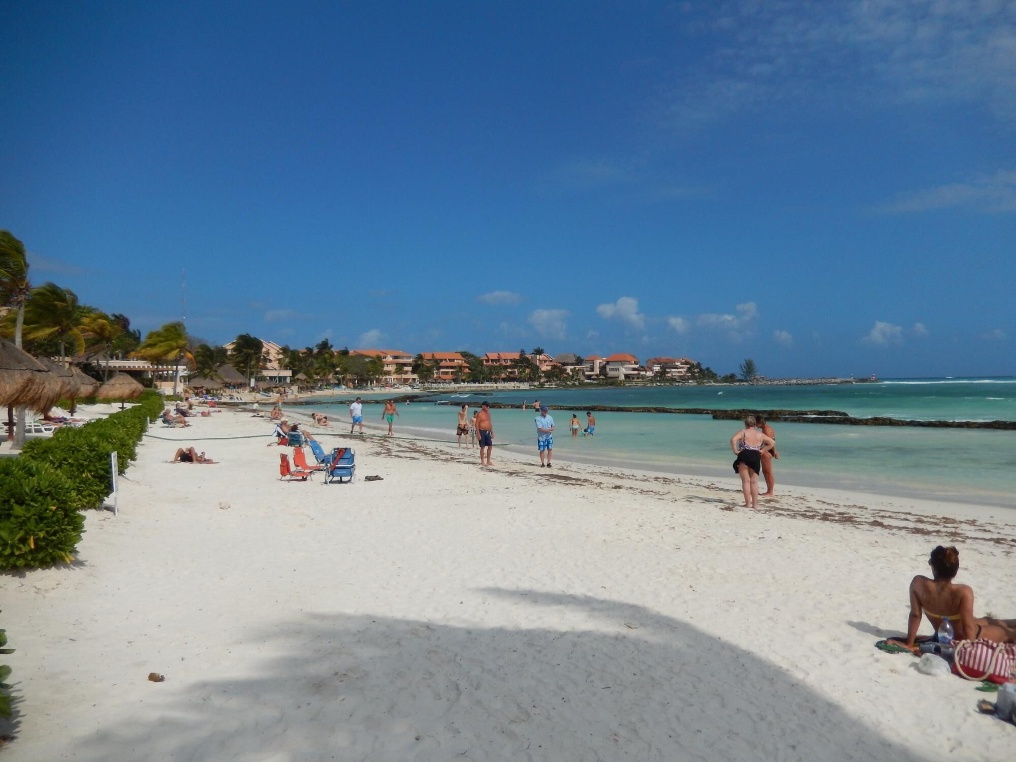 Vlak bij het strand, ligstoelen aan het strand, strandlakens