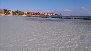 Playa en los alrededores, camastros y toallas de playa 