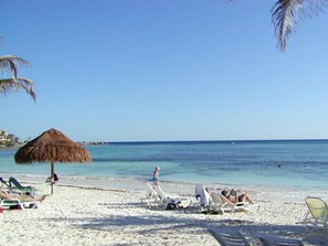 Beach nearby, sun loungers, beach towels - Beautiful, Peaceful main floor villa with walk out patio (Puerto Aventuras)