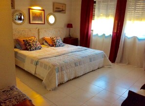 2 bedrooms, iron/ironing board, internet