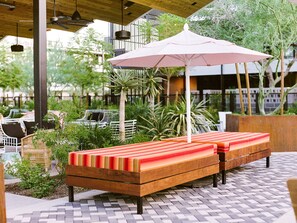 حمّام سباحة خارجي، كبائن (بتكلفة إضافية)، مظلات على حمّام السباحة