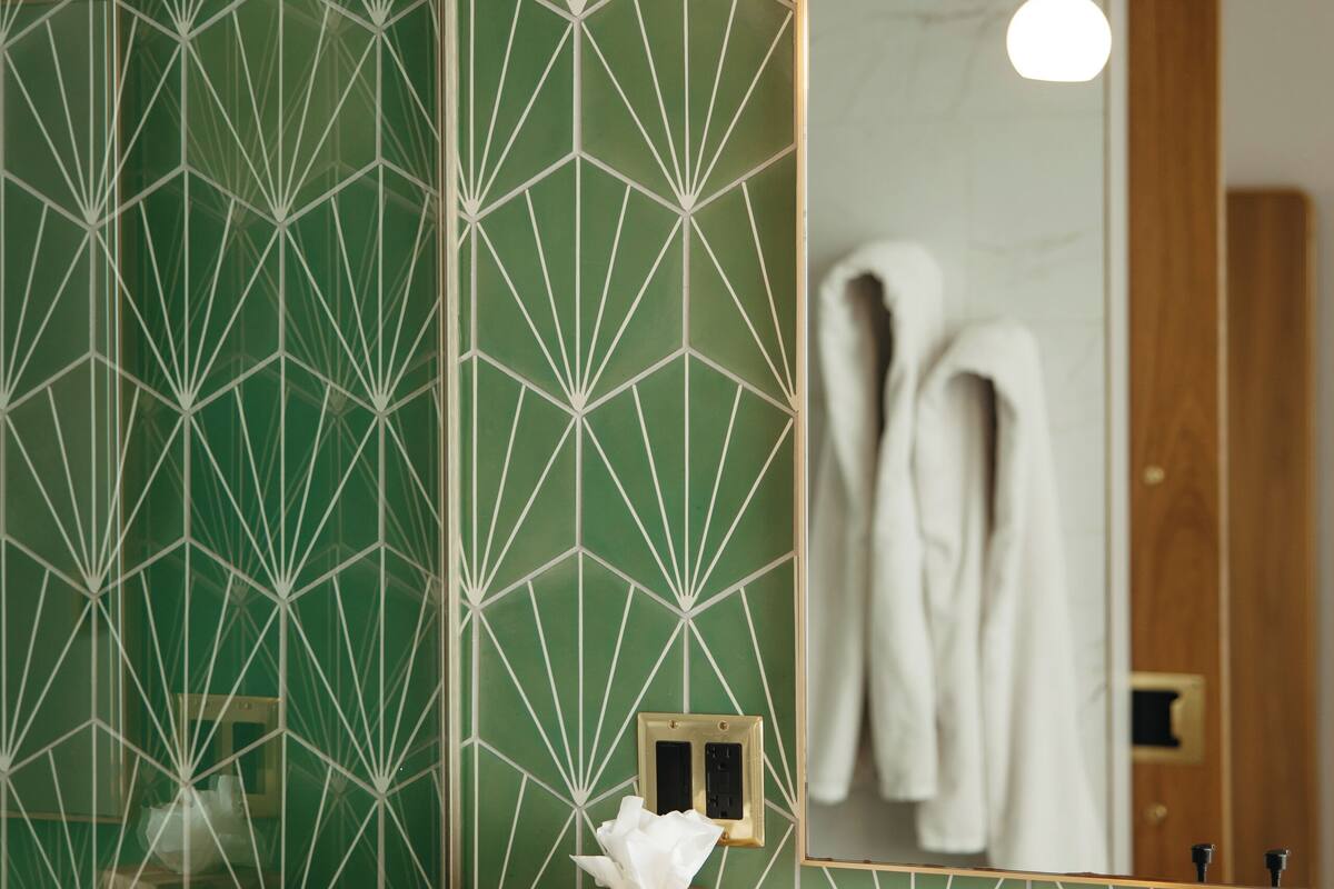 shower, free toiletries, bathrobes, towels