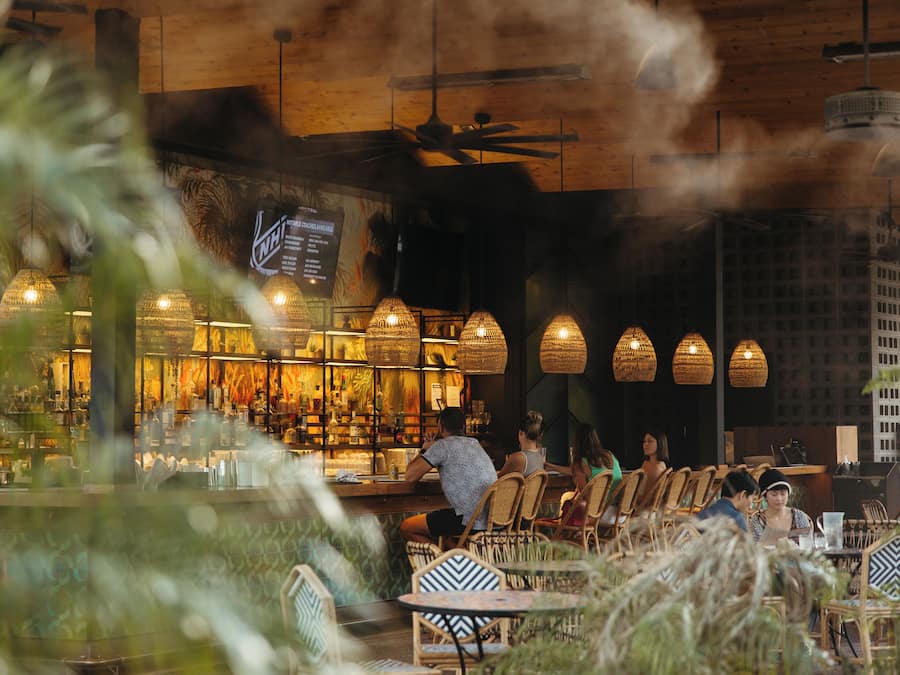 Se sirven almuerzos y cenas; cocina mexicana; junto a la piscina