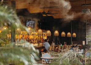 DĂźner et souper servis sur place, cuisine mexicaine, vue sur la piscine