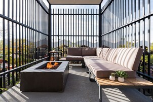 Peti besi dalam bilik, dihias secara berasingan 