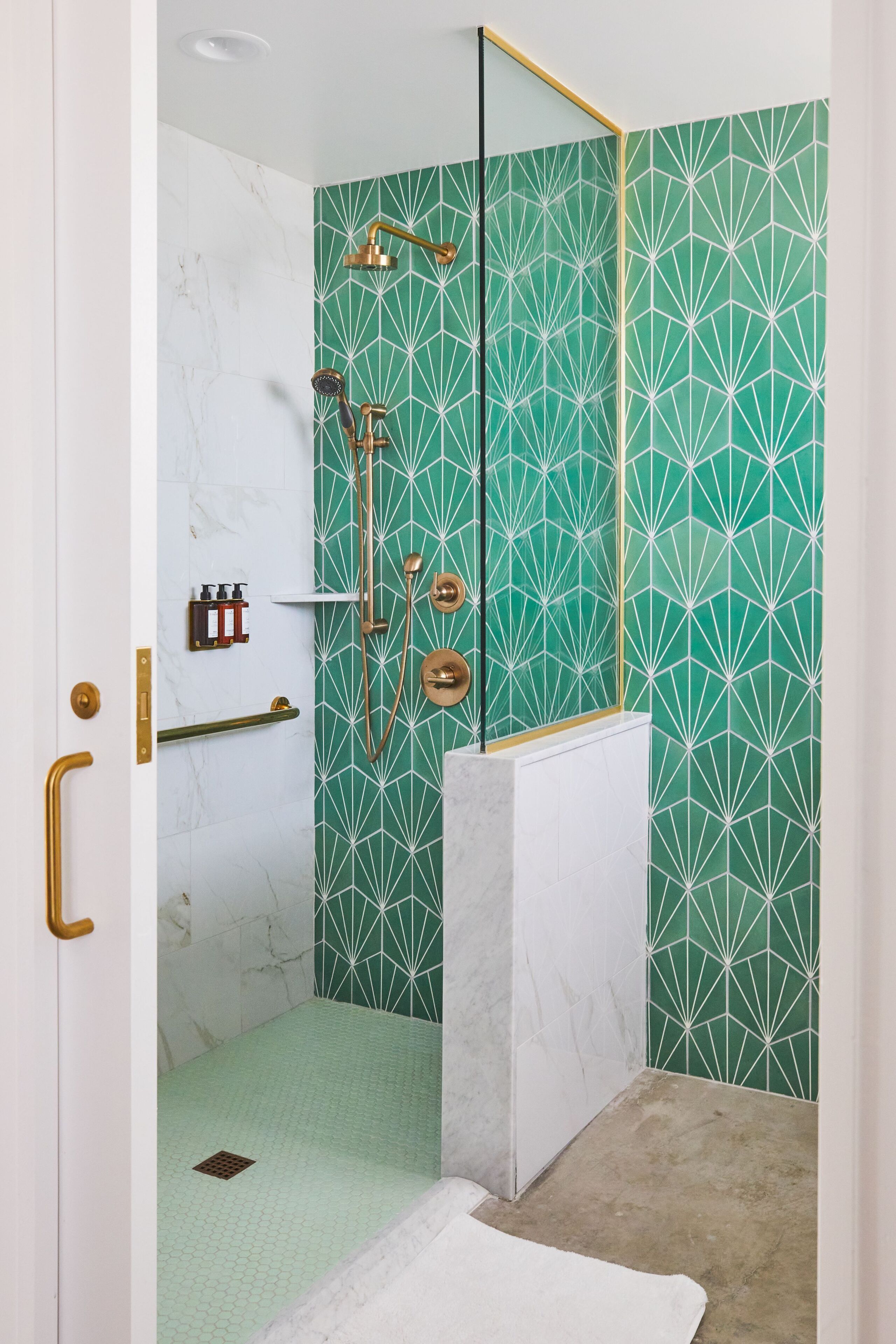 shower, free toiletries, bathrobes, towels