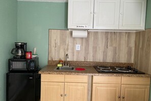 Jääkaappi, mikroaaltouuni, liesi, kahvin-/teenkeitin