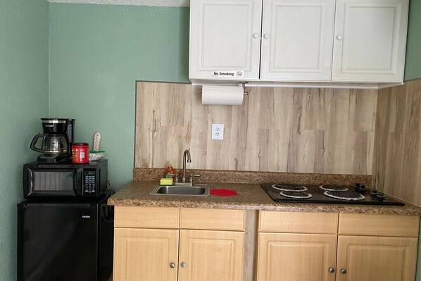 Fridge, microwave, stovetop, coffee/tea maker - Pet-Friendly 1BR Sarasota Florida Vacation Rental, Patio, Near Beaches, 2 Guests (Sarasota)