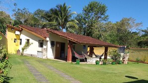 Una casa con techo de tejas, un camino empedrado y un césped bien cuidado.