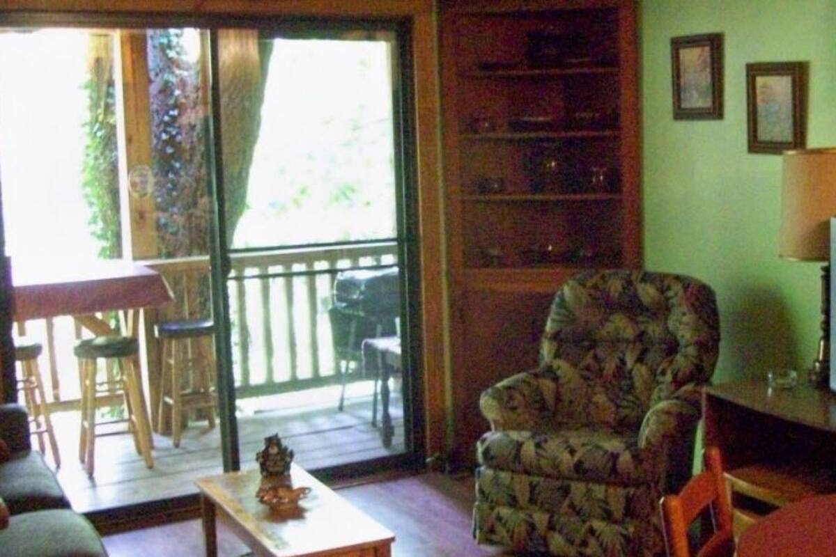 Creekside Cottage | Iron/ironing board, free WiFi, bed sheets