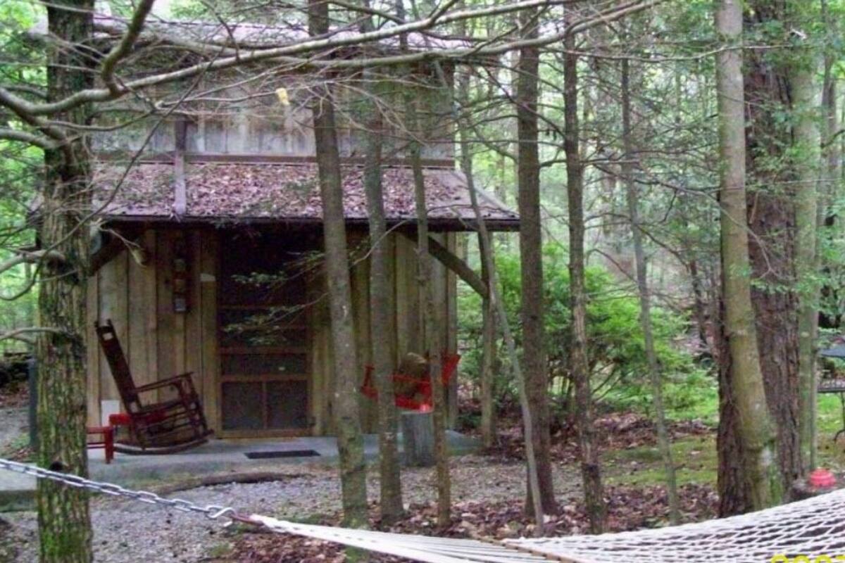 Honeymoon Cabin | Iron/ironing board, free WiFi, bed sheets
