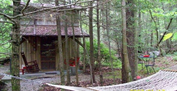 Honeymoon Cabin | Iron/ironing board, free WiFi, bed sheets - Garden of Eden Cabins (Cosby)