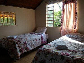 Comfort House, Multiple Beds | 2 bedrooms, hypo-allergenic bedding, individually decorated, free WiFi - Recanto Bem Me Quer (Alto Paraíso de Goiás)