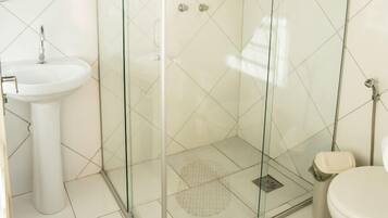 Comfort House, Multiple Beds | Bathroom | Shower, rainfall showerhead, free toiletries, soap