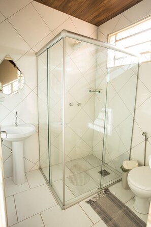 Comfort House, Multiple Beds | Bathroom | Shower, rainfall showerhead, free toiletries, soap - Recanto Bem Me Quer (Alto Paraíso de Goiás)