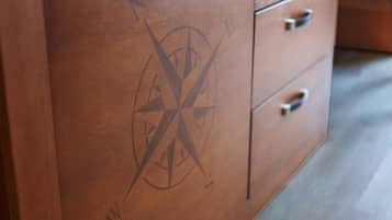 Un aparador de madera con un diseño de brújula.