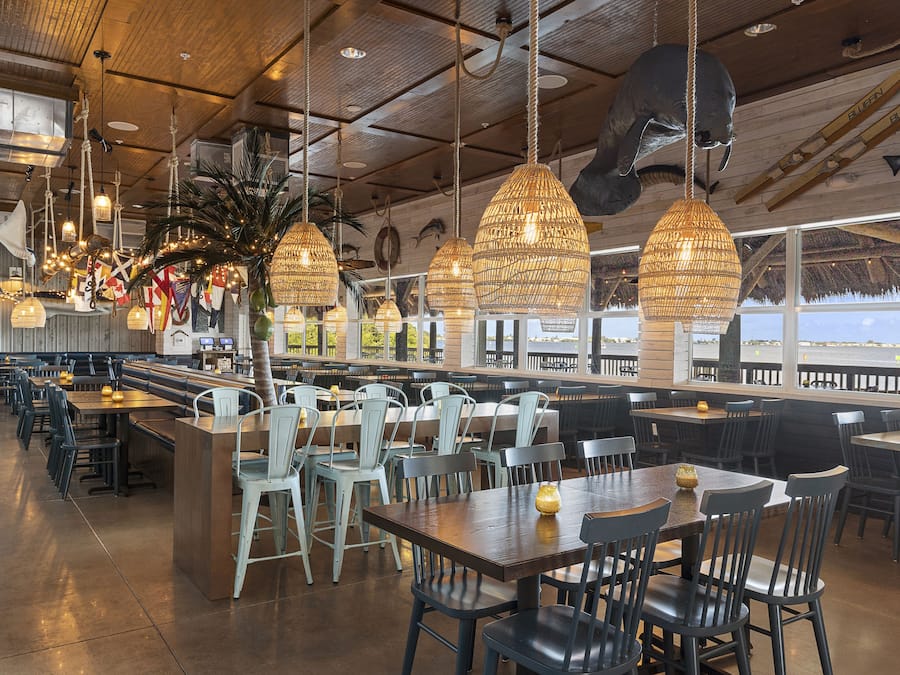 Serviço de almoço e jantar, vistas para a piscina