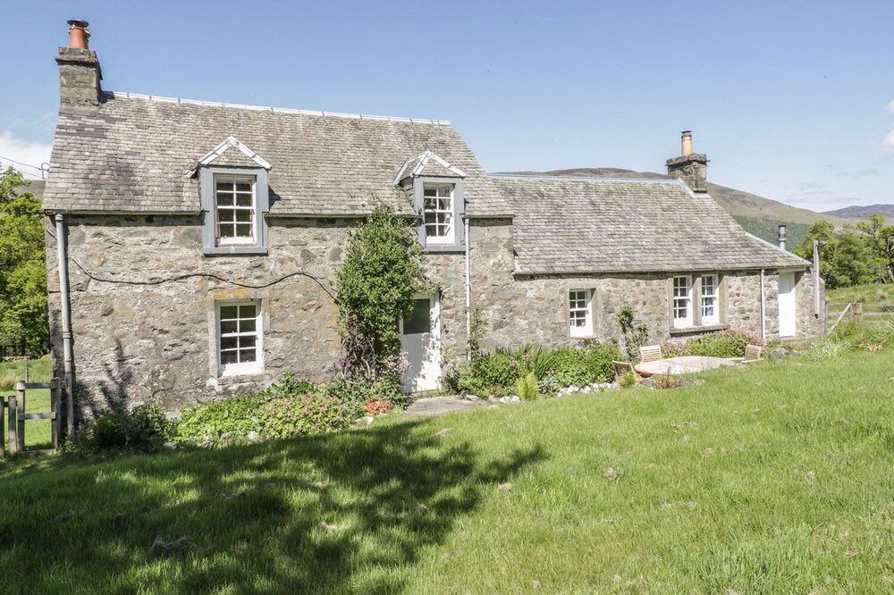 BALMEANOCH, pet friendly, character holiday cottage in Callander