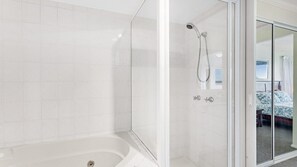 Bathtub - Florentine, 2/11 Columbia Cl - sensational waterviews & pool in complex (Nelson Bay)