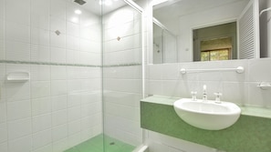 Shower - Baden 35 - Rainbow Shores. Walk To Beach - Pools - Tennis Court (RAINBOW BEACH)