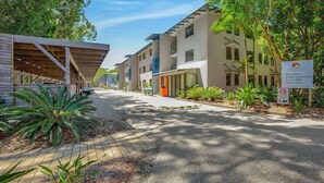 Un complexe hôtelier moderne doté d’une réception, d’appartements, d’une piscine, d’un barbecue, d’un court de tennis et d’un espace privé réservé aux clients.