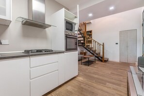 Microwave, oven, dishwasher, coffee/tea maker