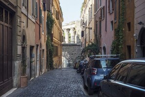 Parking - GuestHost - Rione Monti & Fori Imperiali Elegant Apartment x3 (Roma)