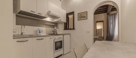 Een koelkast, een oven, een waterkoker, een broodrooster