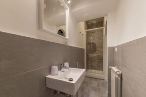 Regadera, secadora de cabello, bidet 
