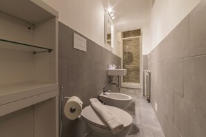 Een douche, een haardroger, een bidet